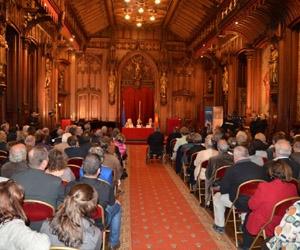 Une séance académique de remise des Prix de la Fondation Auschwitz dans la Salle Gothique de l’Hôtel de Ville de Bruxelles.