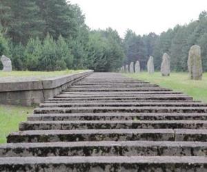 Treblinka, monument symbolisant la voie ferrée qui menait au quai de débarquement du centre d'extermination.